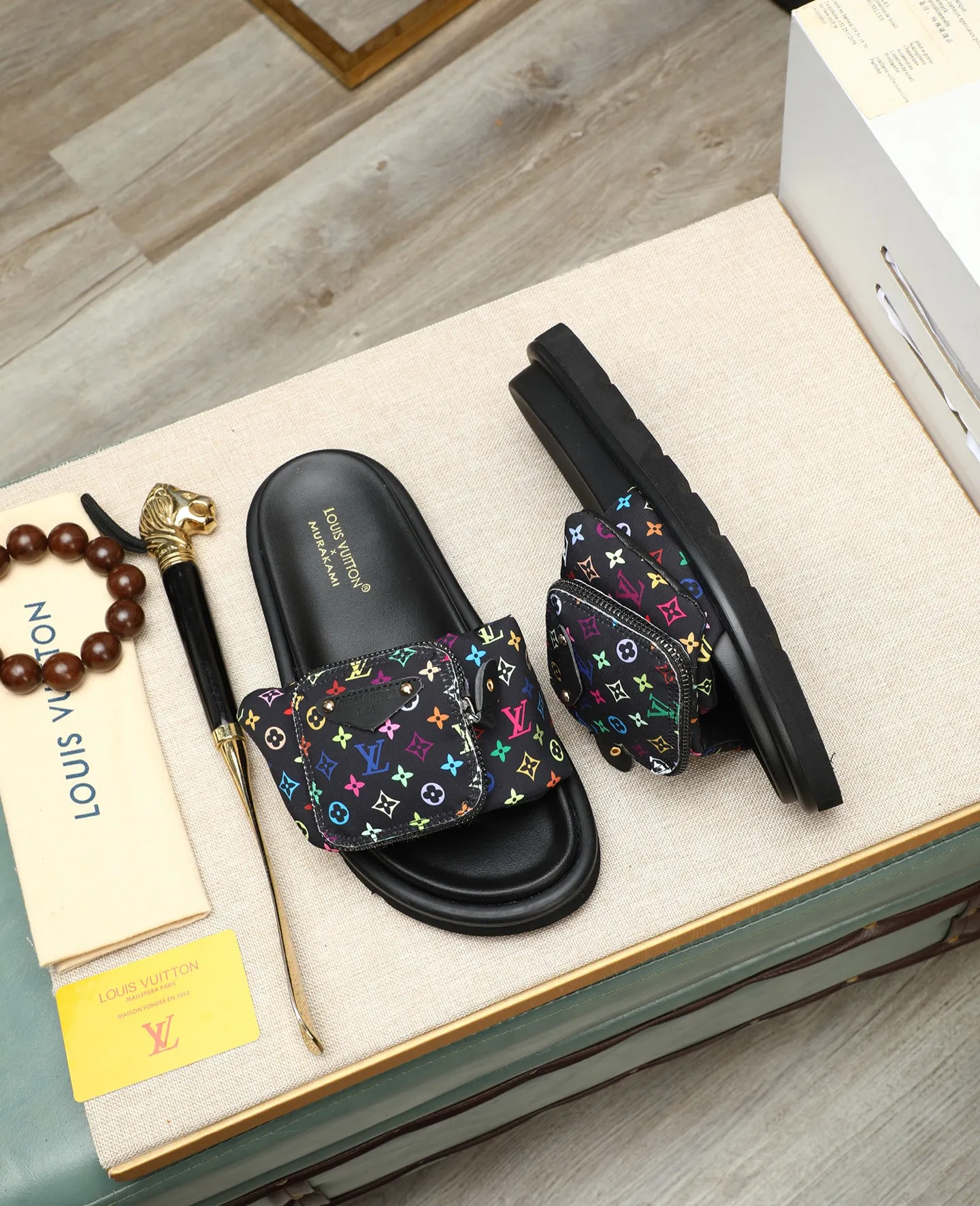 Factory price 360 ​​🐢🐢Men's shoes for couples, with drawer box [LOUIS VUITTON] Louis Vuitton, the latest LV official website printed wallet and men's and women's slippers 🔥🔥🔥 are now on the market. The drawer box is packaged with cloth bags and cards. The upper pattern looks very soft and waxy, and is a super versatile leg slimming tool. Fabric: Imported denim/down silk cotton embossed, LV hardware LOGO, official website pattern printing, lining: water-dyed sheepskin down filling, comfortable to wear, feet: high-elastic PU water platform. Sole: foam sole, heel height: about 5cm. Code number 36-44, (35 45 customized)